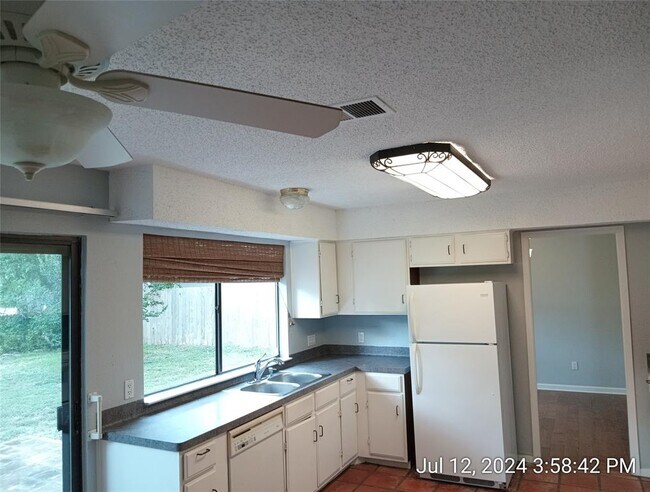 Building Photo - 10700 Hard Rock Rd