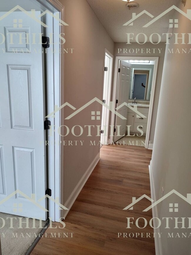 Building Photo - 213 Lookover Dr