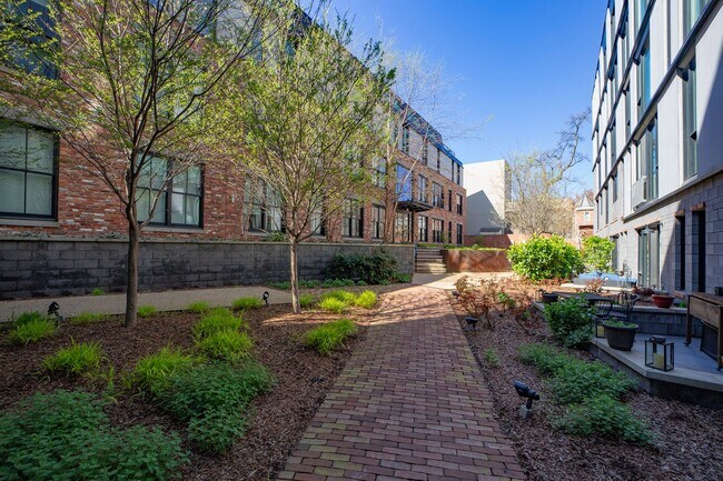 Building Photo - Stunning Penthouse w/ Private Terrace & Pa...