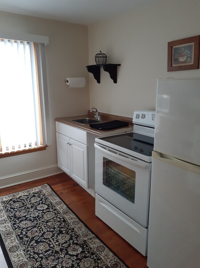 Building Photo - 944 Woodlawn St