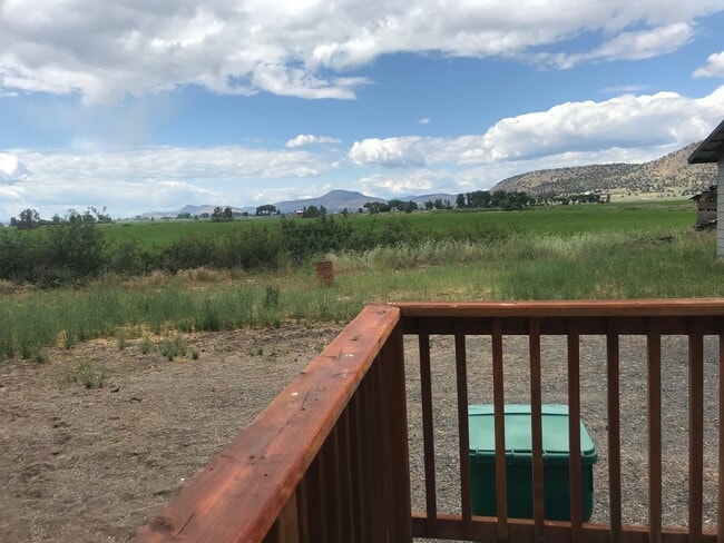 Building Photo - Pet Friendly 2bdrm, 2 bath home in the Cou...