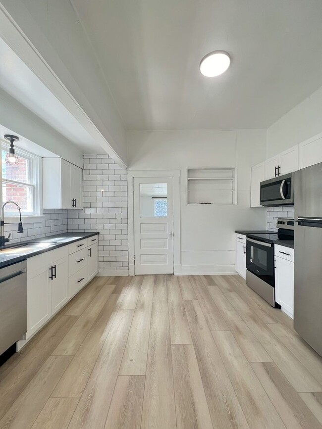 Building Photo - RENOVATED 3 BD Bungalow in MidTown!