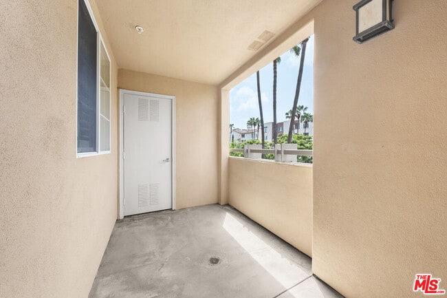 Building Photo - 5831 Seawalk Dr
