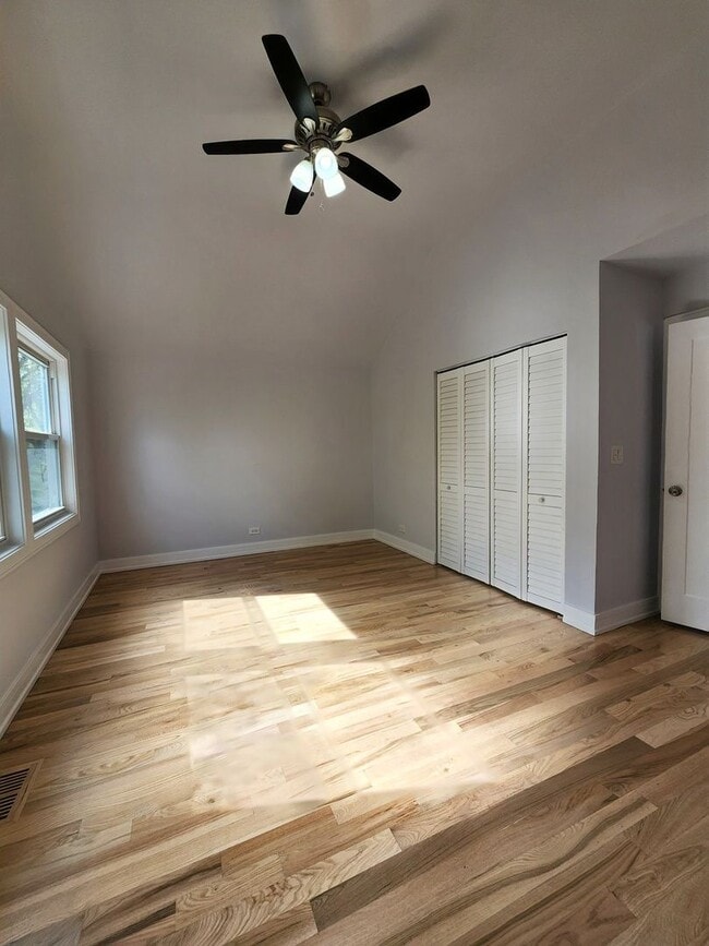 Building Photo - Amazing 3 bed/1.5 bath Updated unit