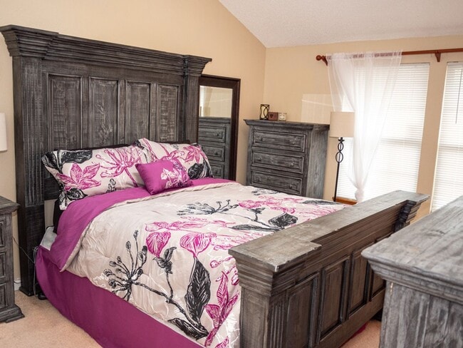 Building Photo - Three Bedroom Townhome with Pool