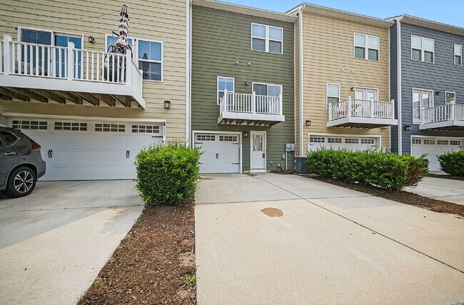 Building Photo - Luxurious 3-bedroom 2.5 bath townhome with Garage in Chesapeake
