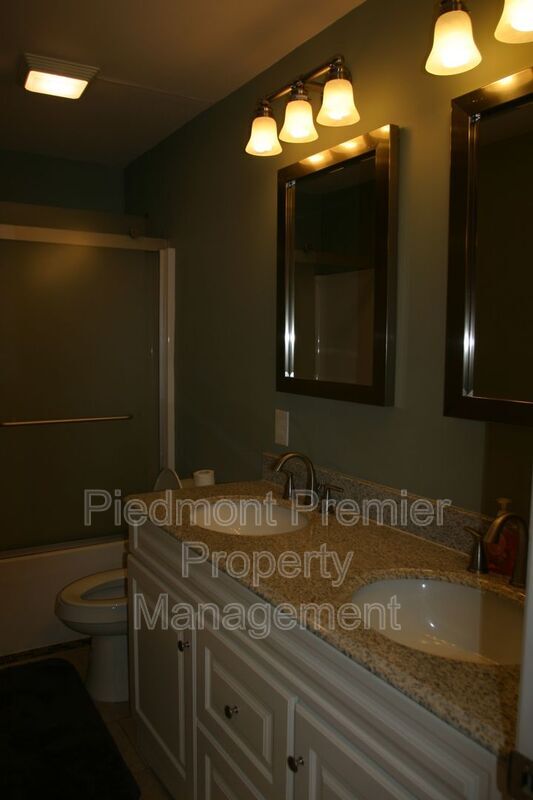 Building Photo - 1212 Brookwood Dr