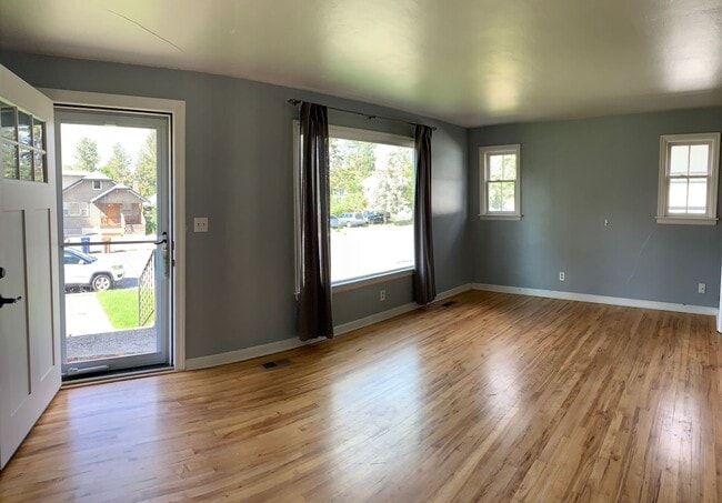 Building Photo - **Free October Rent** Cute 2 Bedroom Home ...