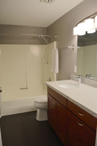 Main bathroom - 1559 8th Street Northeast