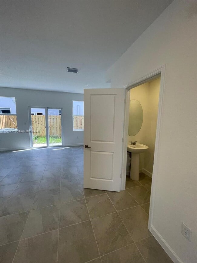 Building Photo - 1066 SE 2nd St