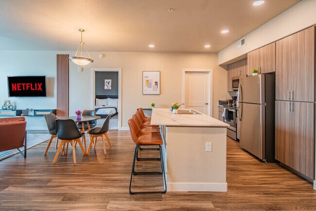 Building Photo - 1890 S Country Club Way