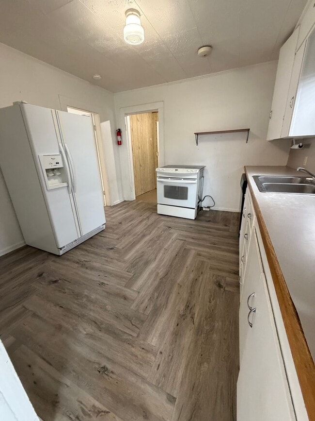 Building Photo - 2 bedroom, 2 bathroom house.