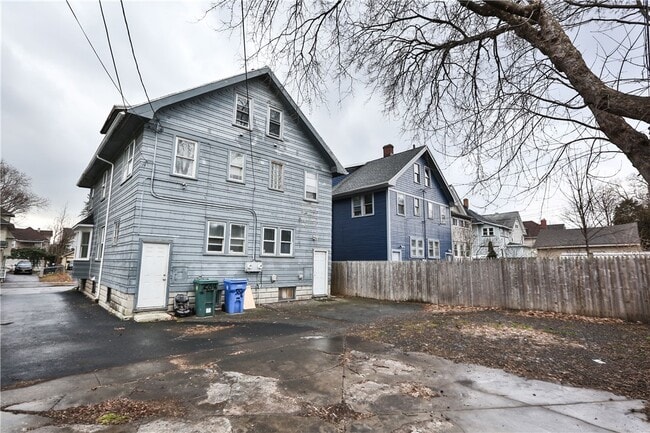 Building Photo - 506 Melville St