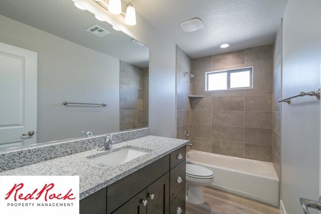 Building Photo - Spacious Townhome in Hurricane Heights