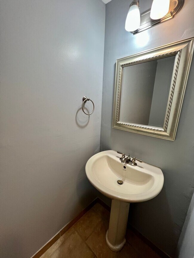 Building Photo - Sewickley Heights - Gorgeous Townhouse - 3...