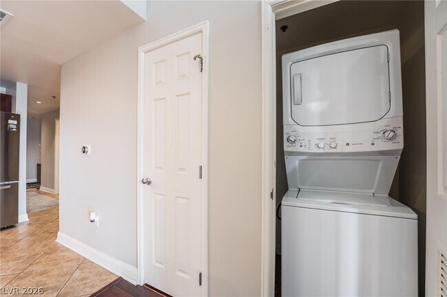 Building Photo - 150 S Las Vegas Blvd