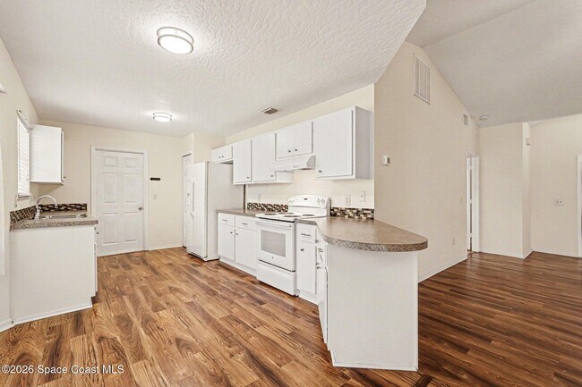 Building Photo - 880 Vocelle Ave