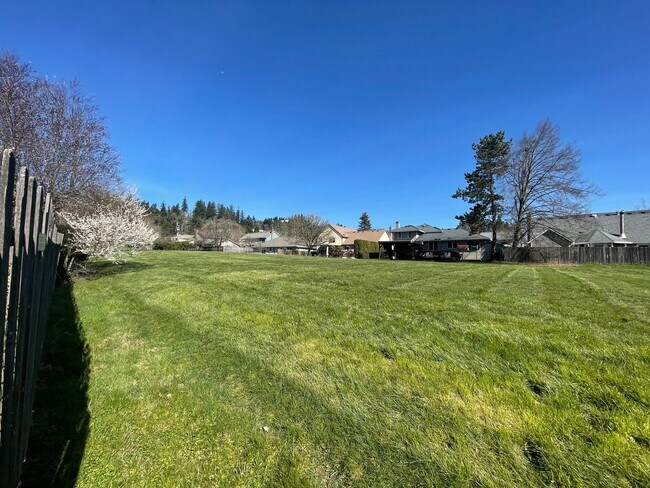 Building Photo - Beautiful 3 Bed 2 Bath House in Happy Valley!! A/C, Additional Living Area, Great for Entertaining!!