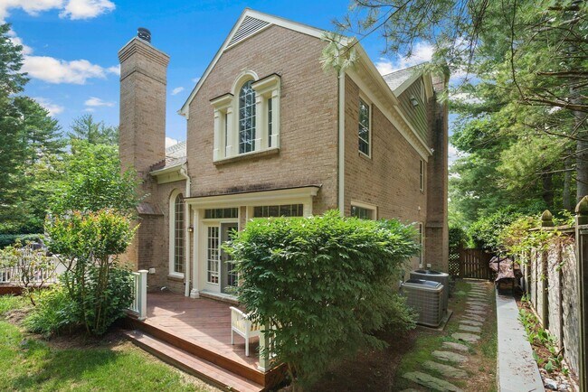 Building Photo - 11101 Willowbrook Dr