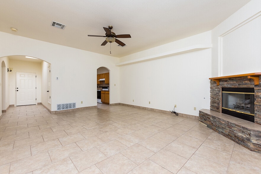 Building Photo - 2357 Saturn Cir