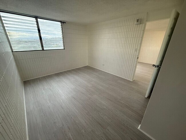 Building Photo - Sunset Lakeview - Fully renovated 3 bedroom, 2 bath with One open parking