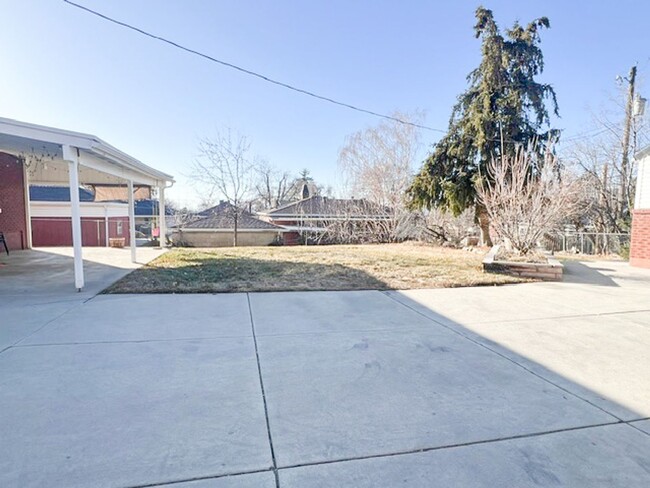 Building Photo - Beautifully furnished home with 2 car garage