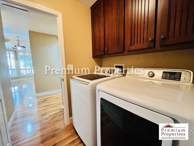 Building Photo - Beautiful 2BD/2BA Condo Unit in the Gated ...