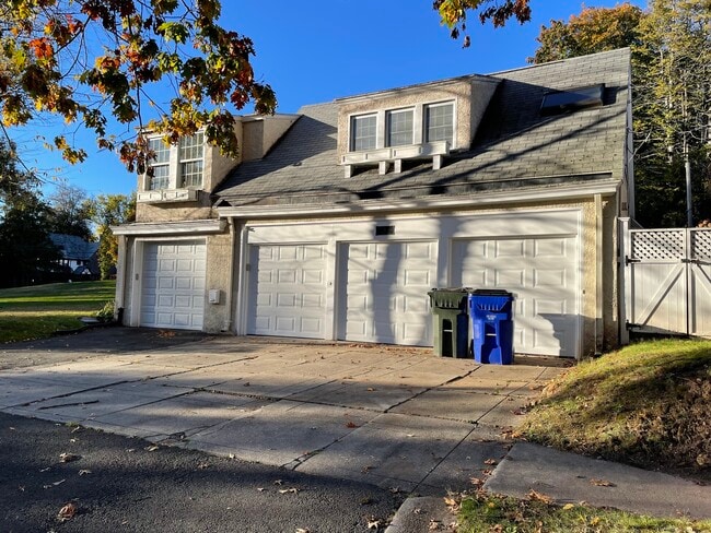 Building Photo - 4 Sycamore Ln