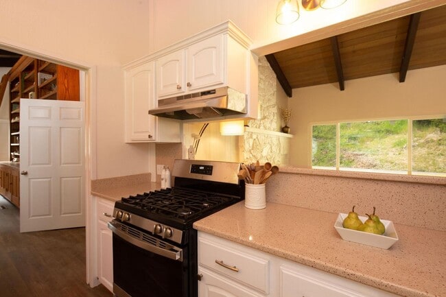 Building Photo - Modern Bayside Retreat – Renovated 3 Bed +...