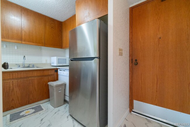 Building Photo - FURNISHED 1BR 1BA condo w/CENTRAL AC & 1 P...