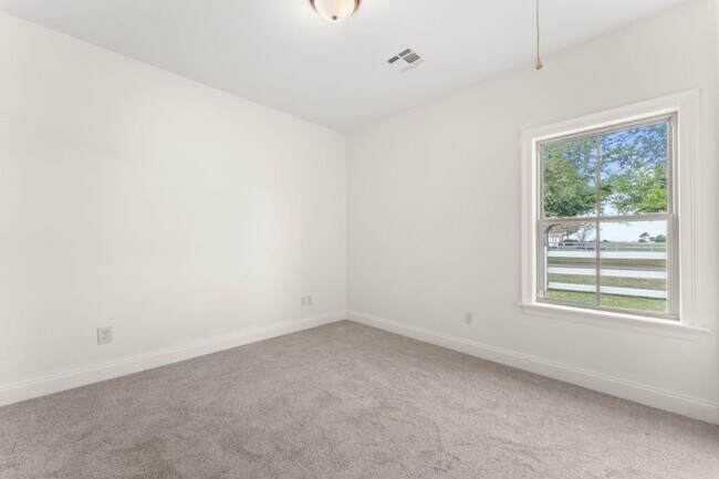 Building Photo - 4150 Primrose Dr