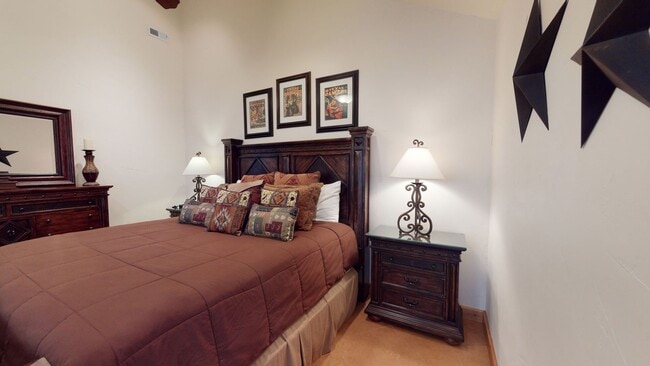 Building Photo - 3 Bedroom House by the Golf Course Fully Furnished