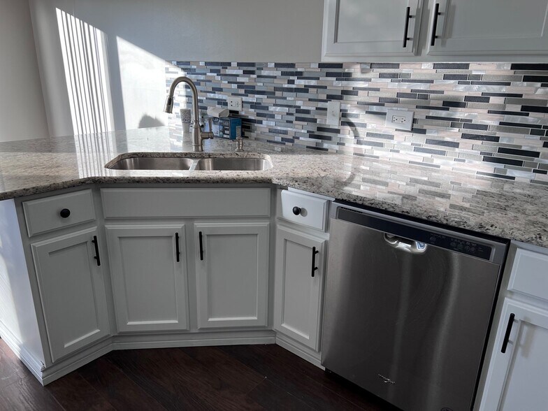 Kitchen - 3333 Bromley Ln