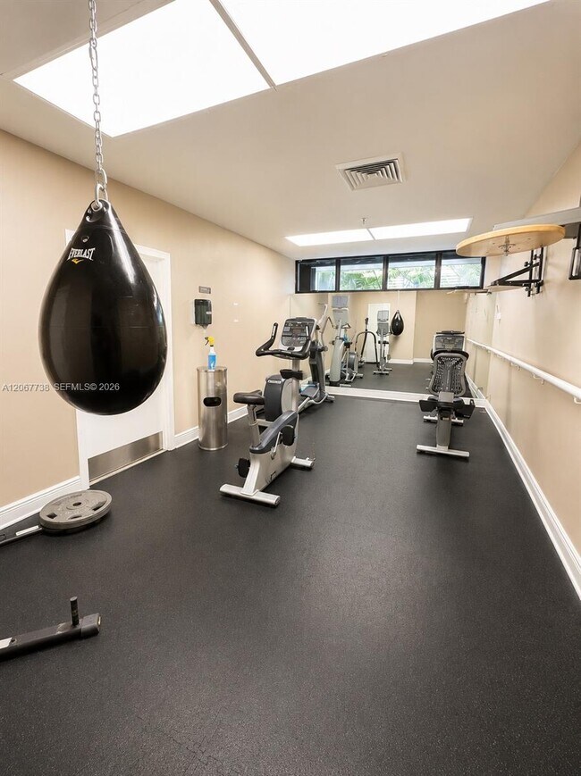 Building Photo - 520 Brickell Key Dr