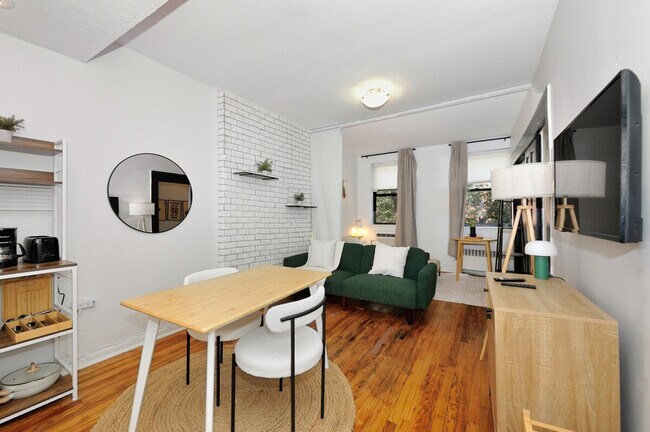 Building Photo - 388 W 38th St