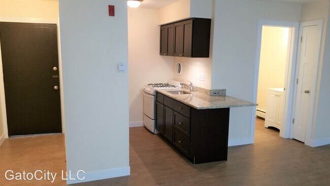 Building Photo - 1535 N Van Buren St