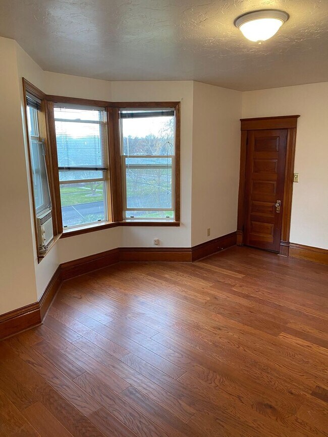 Building Photo - Victorian Charmer – 3 Bed, 1.75 Bath – Uti...