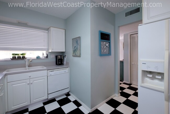 Building Photo - SIESTA KEY! DIRECT WATER VIEWS! ANNUAL LEA...