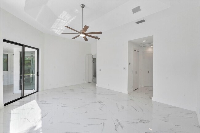 Building Photo - 410 Sabal Way