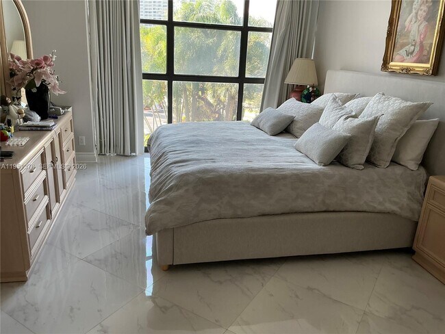 Building Photo - 400 Leslie Dr