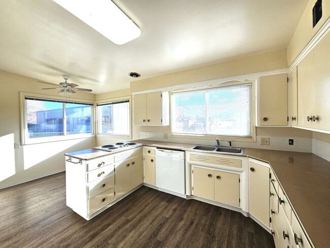 Building Photo - 302 N Argonne Rd