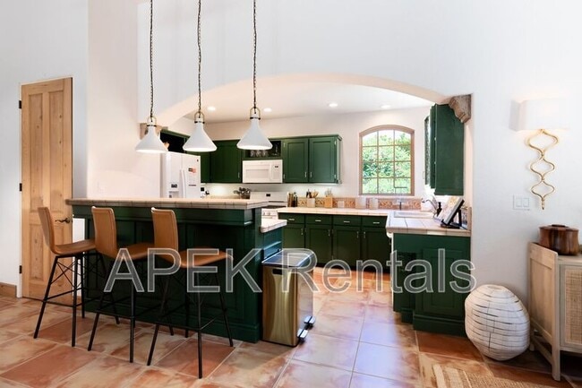 Building Photo - 690 W Linda Vista Dr