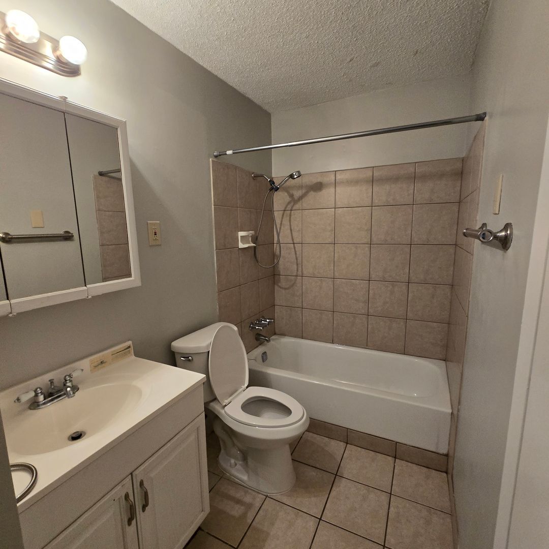 Building Photo - 1555 Staunton Dr