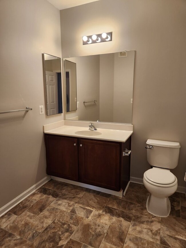 Building Photo - Bright Two Bedroom Condo