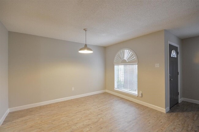 Building Photo - 1326 Town Cir