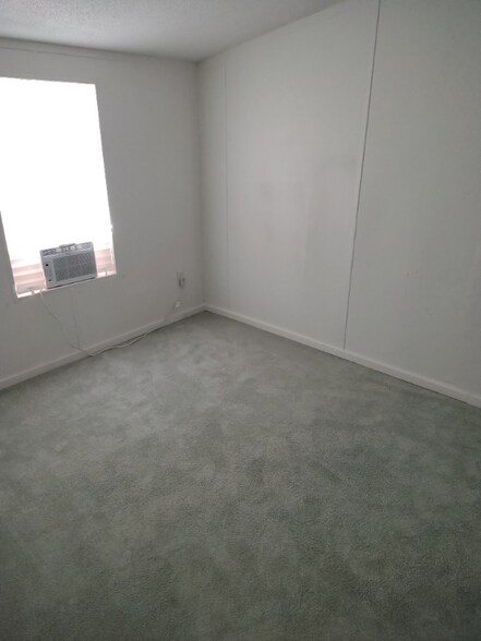 Building Photo - 128 SE Guinevere Ct