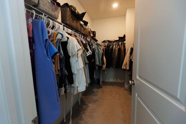 Building Photo - 4 Bedroom 2 Bath home for rent with beauti...