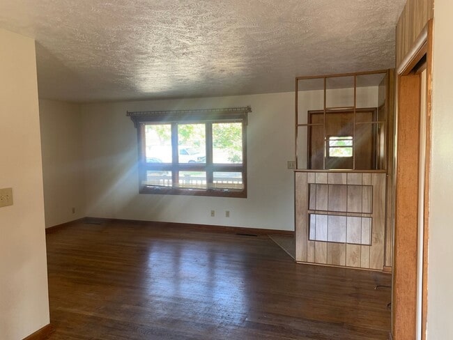 Building Photo - 3 bedroom, 1.5 Bath Home located near Skyv...
