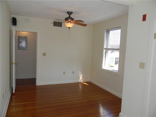Building Photo - 152 Elmgrove Ave