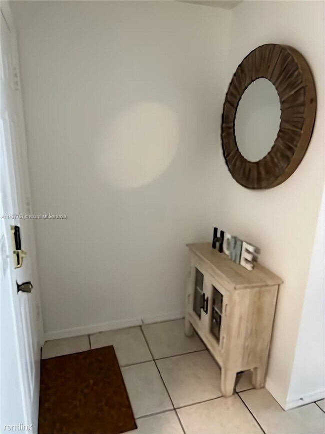 Building Photo - 2 br, 2.5 bath Townhome - 1050 Sorrento Dr...